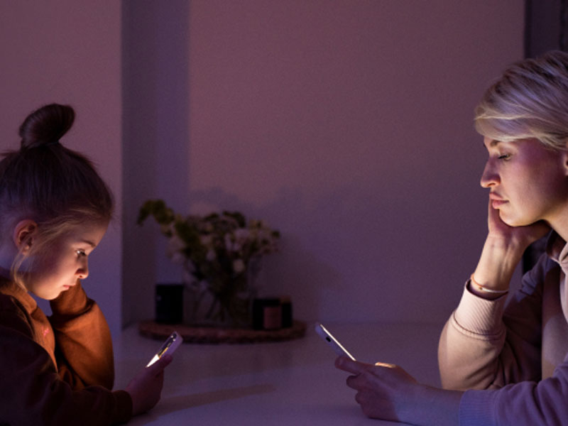 تنهایی در عصر دیجیتال: تأثیر شبکه‌های اجتماعی بر احساس تنهایی