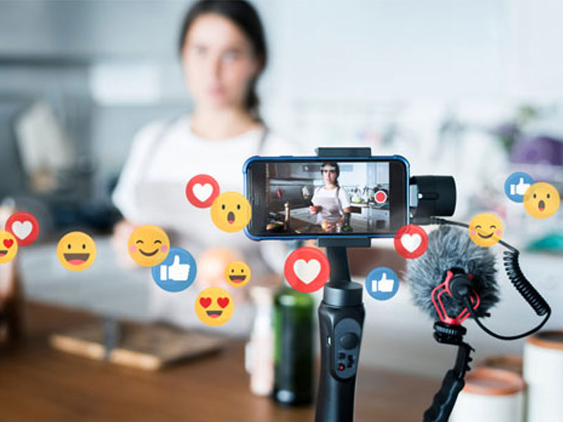 بلاگرها و اینفلوئنسرها: چگونه این افراد به ستاره‌های رسانه‌های اجتماعی تبدیل شدند؟